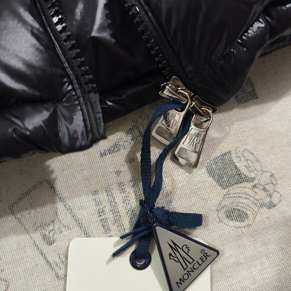 Moncler Shiny Lightweight Casual Warm Down Vest - Picture 8 of 13